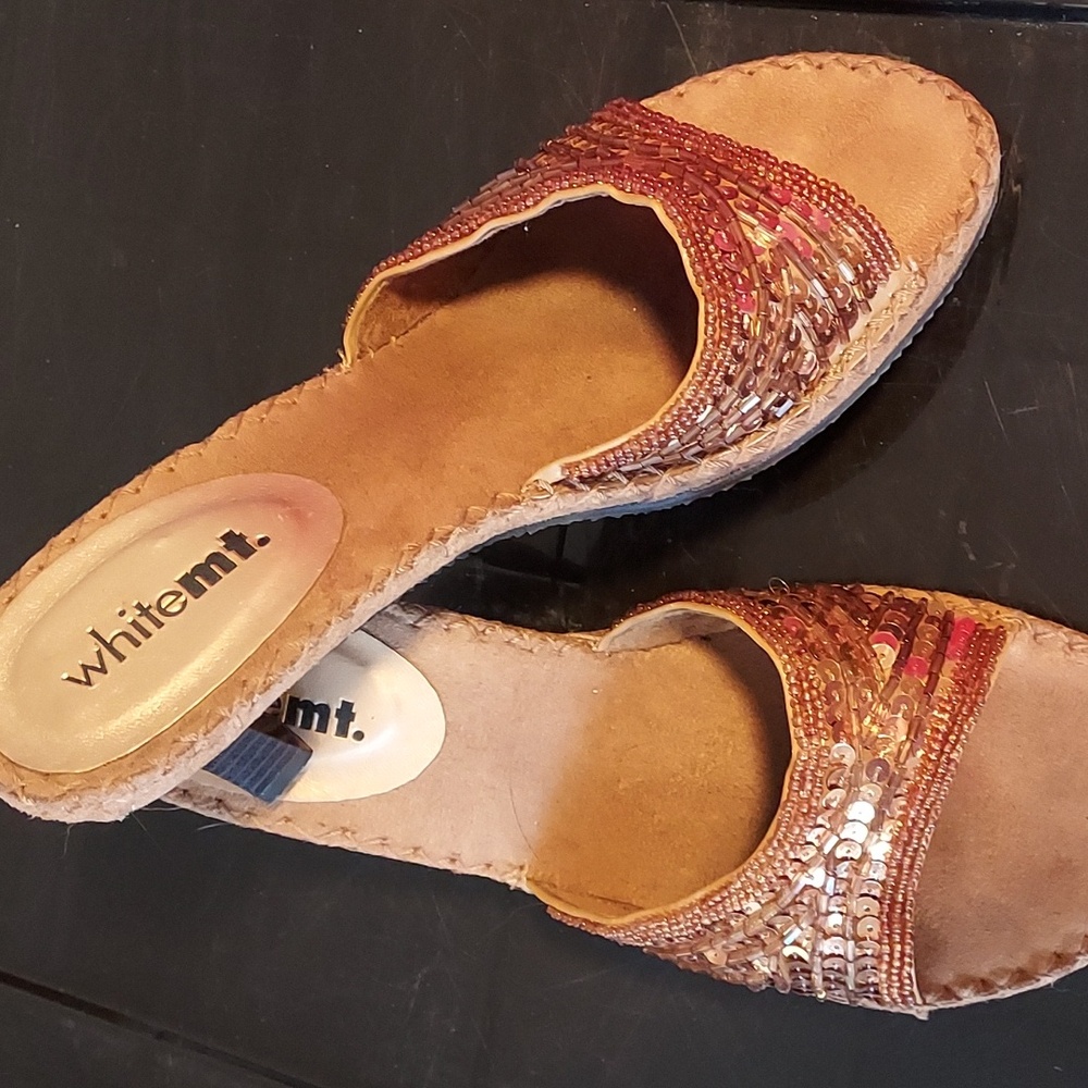 Beaded heeled shoe